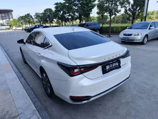 Lexus ES — Фото автомобиля 10