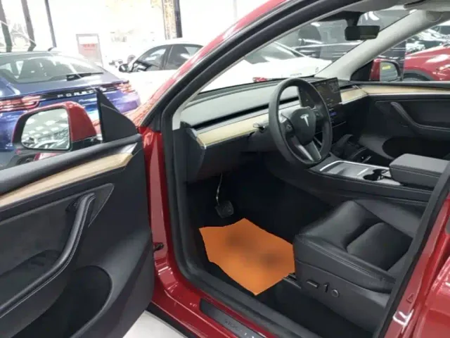 Tesla Model Y — Фото автомобиля 15