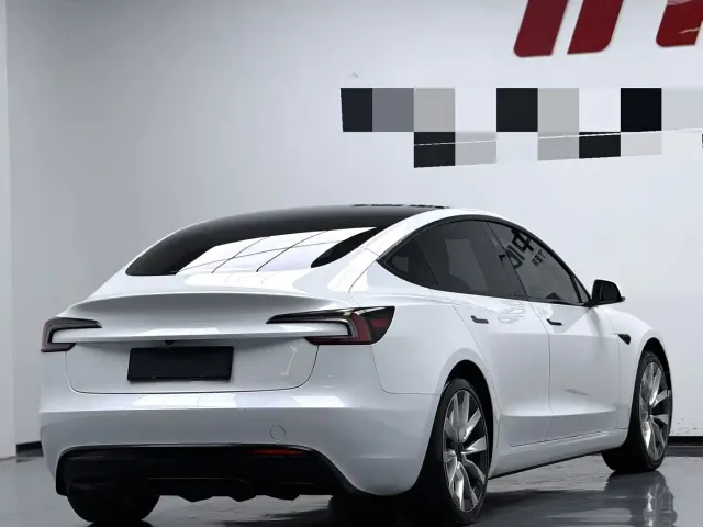Tesla Model 3 — Фото автомобиля 9