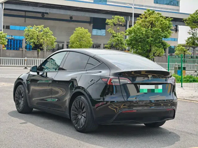 Tesla Model Y — Фото автомобиля 6