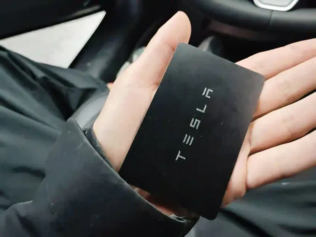 Tesla Model 3 — Фото автомобиля 8