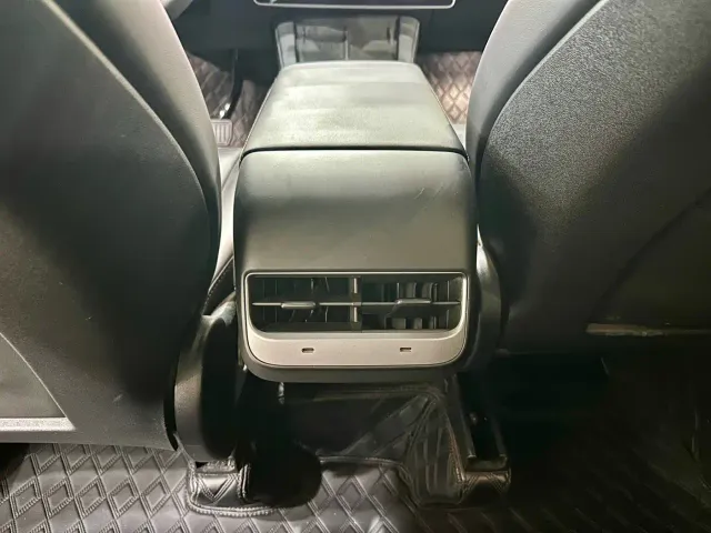 Tesla Model Y — Фото автомобиля 16