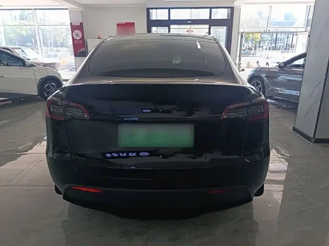 Tesla Model Y — Фото автомобиля 5