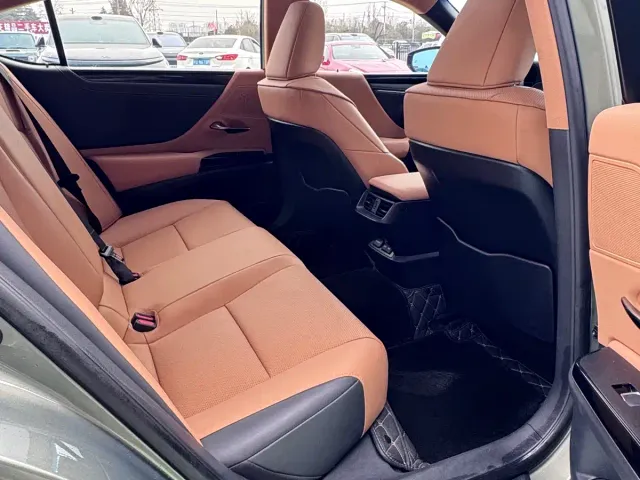 Lexus ES — Фото автомобиля 14