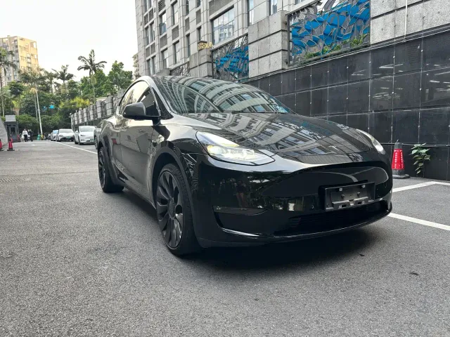 Tesla Model Y — Фото автомобиля 2