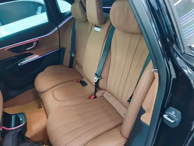 Mercedes-Benz E-Class — Фото автомобиля 16