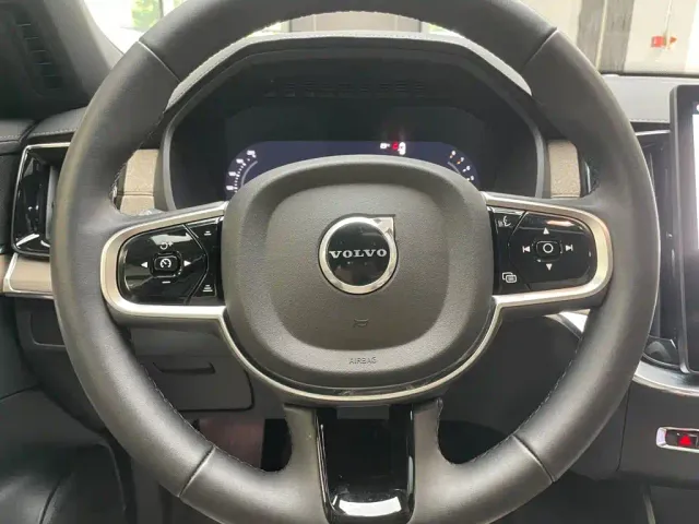 Volvo XC90 — Фото автомобиля 12