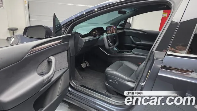 Tesla Model X — Фото автомобиля 15