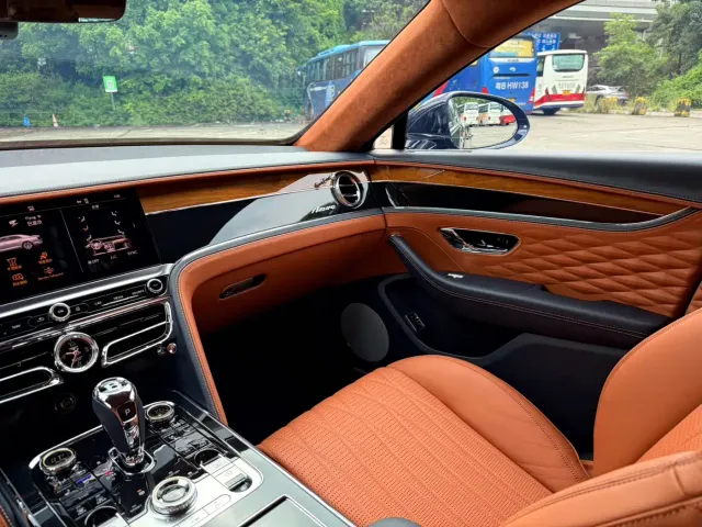 Bentley Flying Spur — Фото автомобиля 5