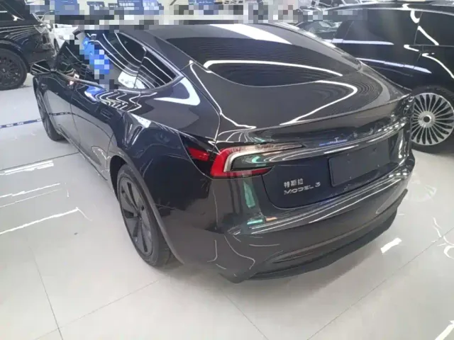Tesla Model 3 — Фото автомобиля 4