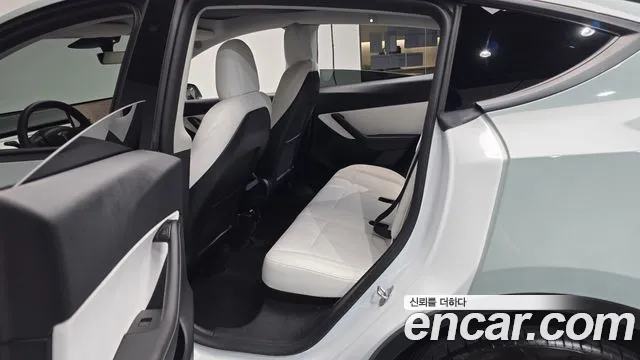Tesla Model Y — Фото автомобиля 17