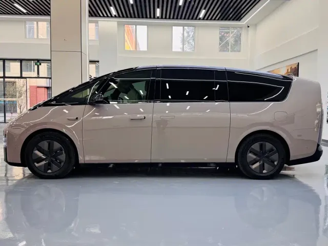 Li Auto MEGA — Фото автомобиля 4
