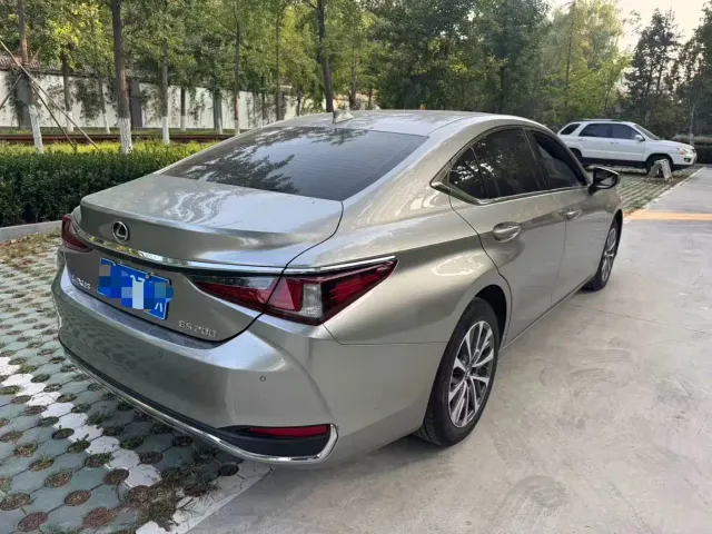 Lexus ES — Фото автомобиля 2