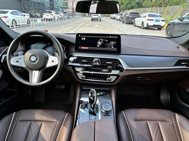 BMW 5 Series — Фото автомобиля 11