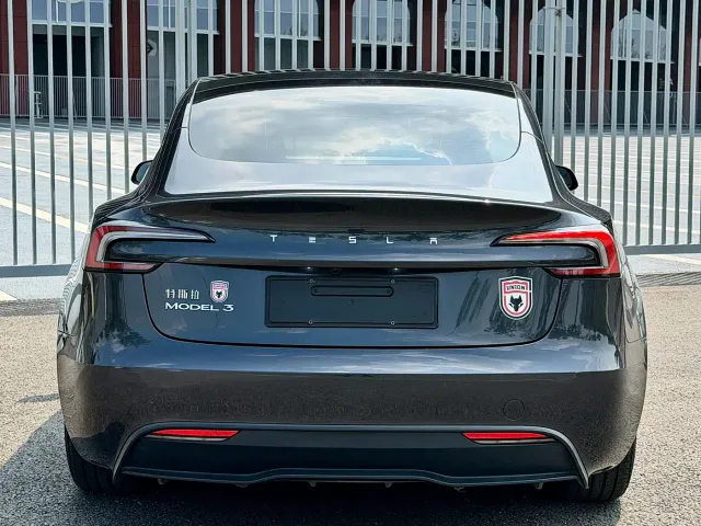 Tesla Model 3 — Фото автомобиля 4