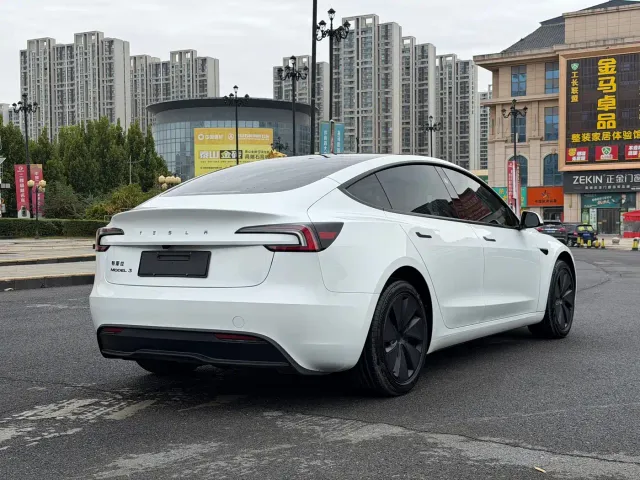 Tesla Model 3 — Фото автомобиля 13