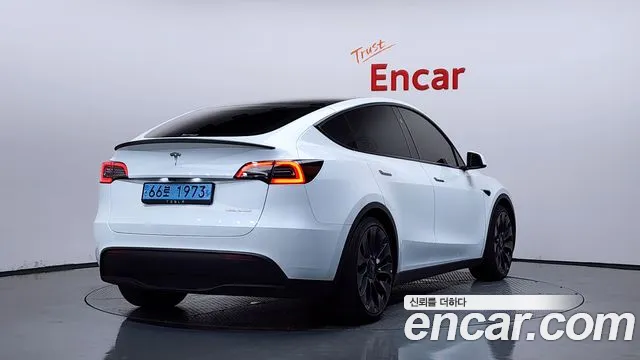 Tesla Model Y — Фото автомобиля 2