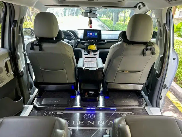 Toyota Sienna — Фото автомобиля 10