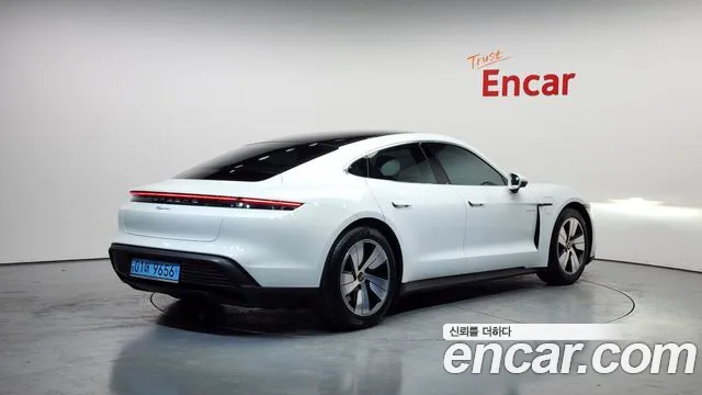 Porsche Taycan — Фото автомобиля 2