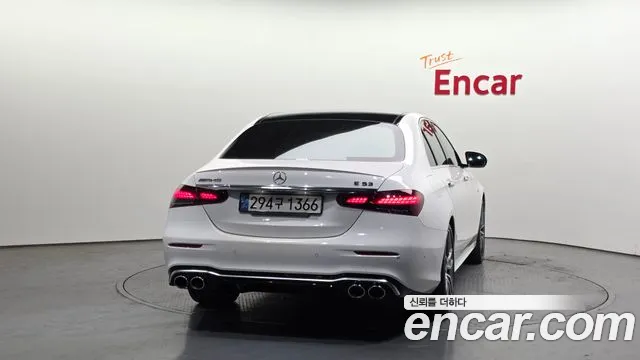 Mercedes-Benz E-Class — Фото автомобиля 4