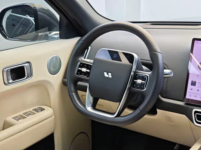 Li Auto L8 — Фото автомобиля 14