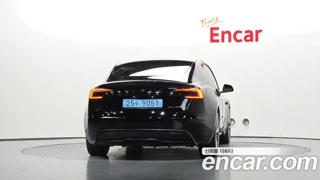 Tesla Model 3 — Фото автомобиля 4