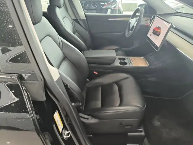 Tesla Model Y — Фото автомобиля 24