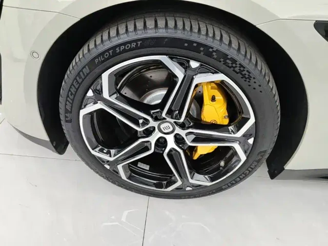 Xiaomi SU7 — Фото автомобиля 22