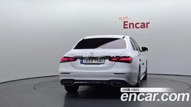 Mercedes-Benz E-Class — Фото автомобиля 3