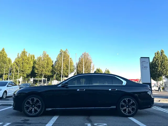 BMW 7 Series — Фото автомобиля 5