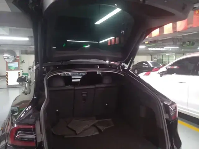 Tesla Model Y — Фото автомобиля 18