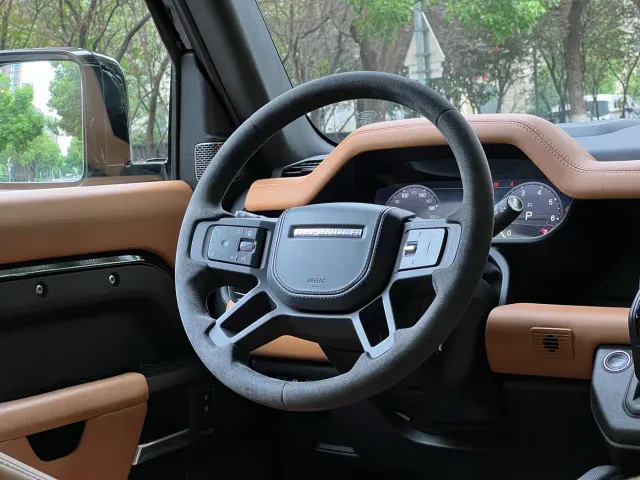 Land Rover Defender — Фото автомобиля 11