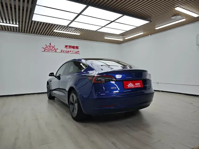 Tesla Model 3 — Фото автомобиля 5
