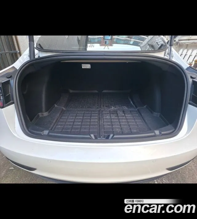 Tesla Model 3 — Фото автомобиля 11