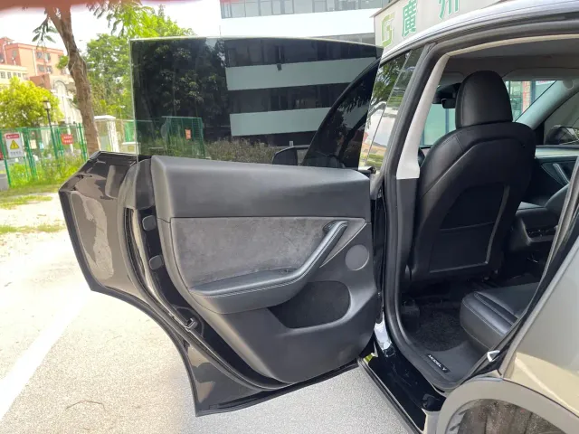 Tesla Model Y — Фото автомобиля 30