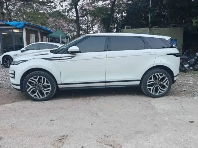 Land Rover Range Rover Evoque New Energy 2022 Range Rover Evoque L P300e Plug-in Hybrid — Фото автомобиля 3
