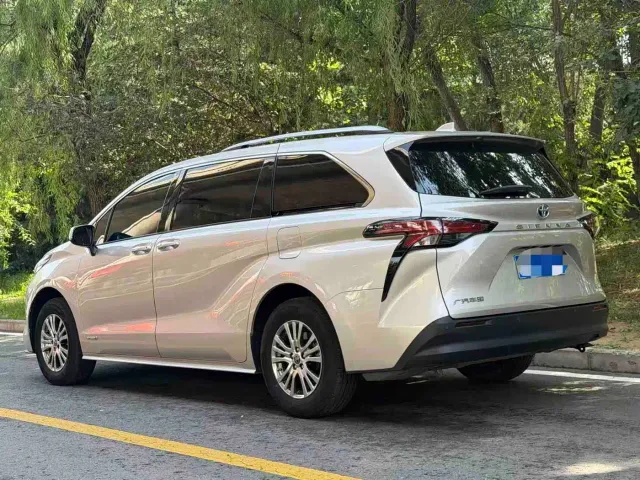 Toyota Sienna — Фото автомобиля 4