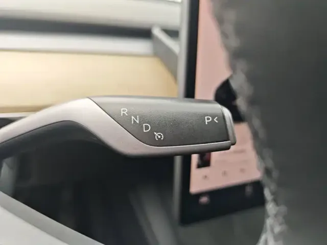 Tesla Model Y — Фото автомобиля 9