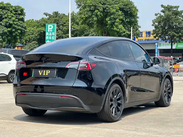 Tesla Model Y — Фото автомобиля 14