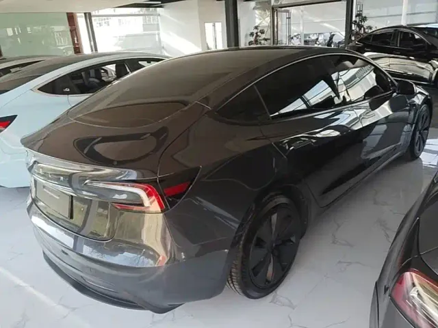 Tesla Model 3 — Фото автомобиля 6