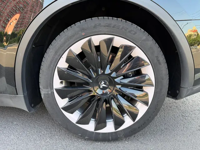 Tesla Model Y — Фото автомобиля 16