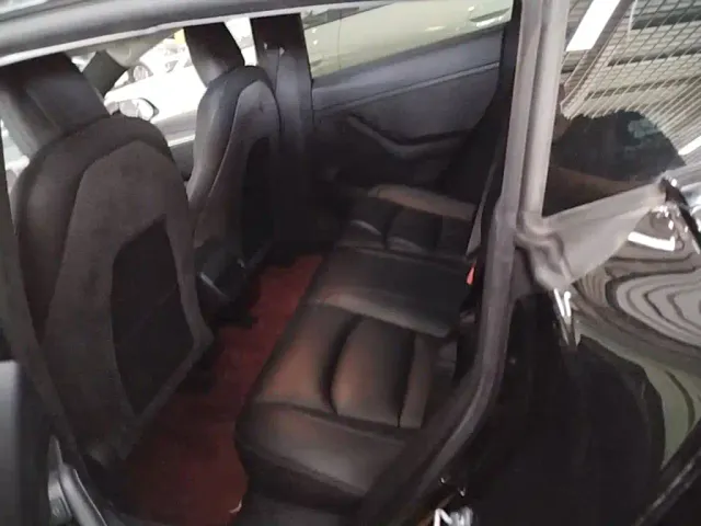 Tesla Model 3 — Фото автомобиля 16