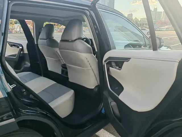 Toyota RAV4 — Фото автомобиля 15
