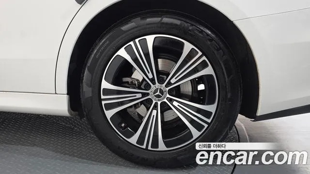 Mercedes-Benz E-Class — Фото автомобиля 20
