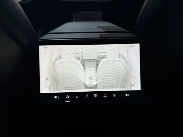 Tesla Model 3 — Фото автомобиля 12