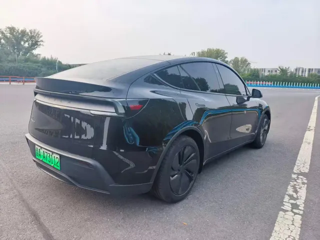Tesla Model Y — Фото автомобиля 5