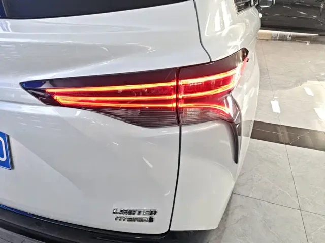 Toyota Sienna — Фото автомобиля 7