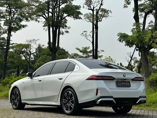 BMW 5 Series — Фото автомобиля 4