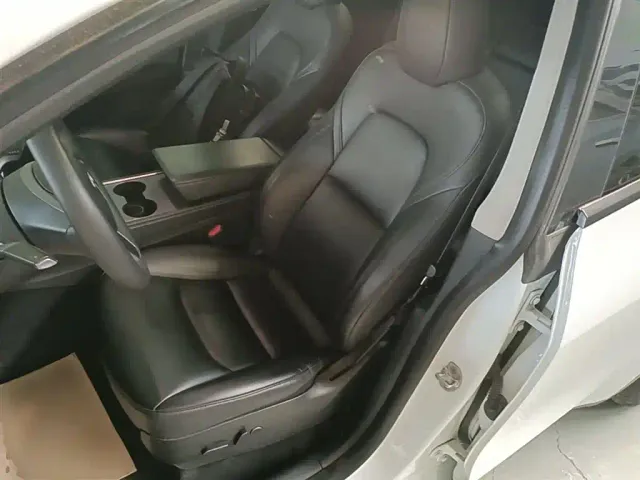 Tesla Model Y — Фото автомобиля 14
