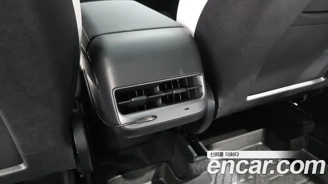 Tesla Model Y — Фото автомобиля 30